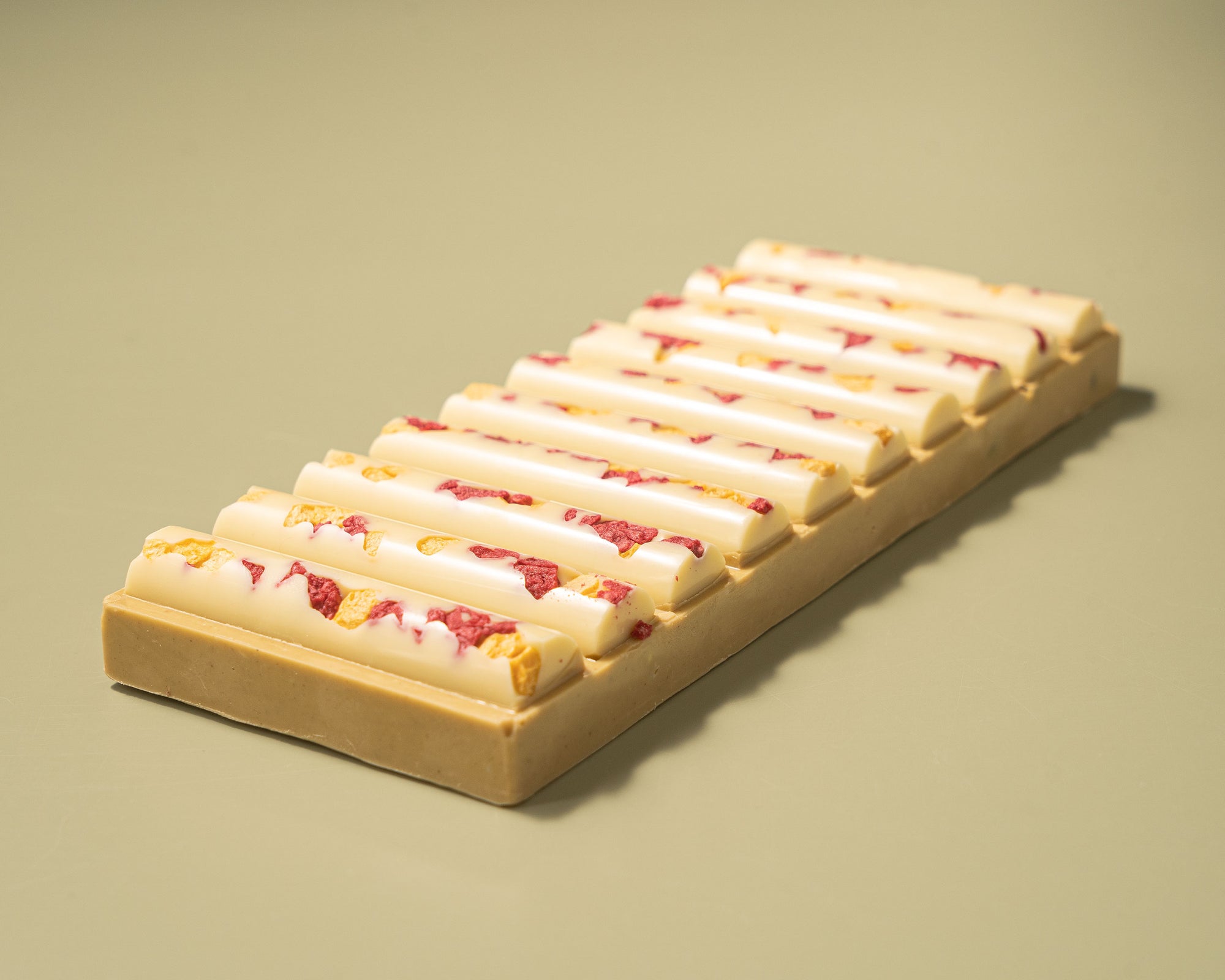 טבלת שוקולד ענקית בשכבות שוקולד פיסטוק, שוקולד לבן, פטל ופסיפלורה